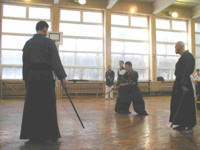 jedn z postaw kenjutsu demonstruje soke Takeuchi