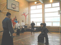 sensei Takeuchi demonstruje postawy kenjutsu