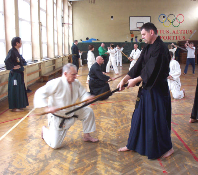 Sensei Zieniawa w trakcie wiczenia form kenjutsu z Krzysztofem Jankowiakiem