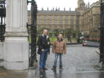 Eryk i Waldek przy wejciu do parlamentu 