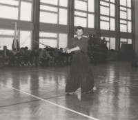 Andrzej Kustosz wykonuje form seitei iaido (Opole 1987)