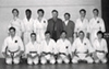 angielska druyna karate w latach 60, Terry klczy jako trzeci z lewej, w rodku w marynarce Vernon Bell